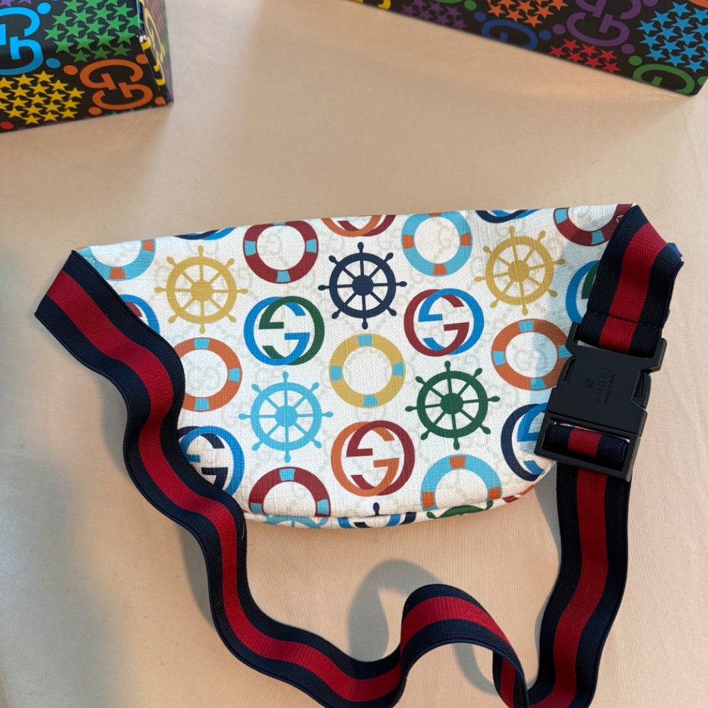GUCCI kids’ Supreme Sea Print Belt Bag - Picture 5 of 5